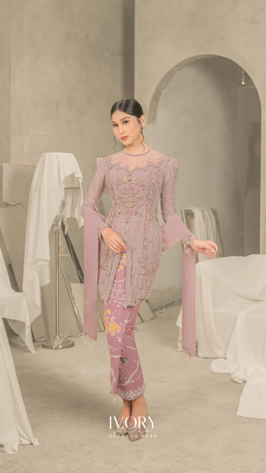 Eterna Bloomy Floral Kebaya in Mauve