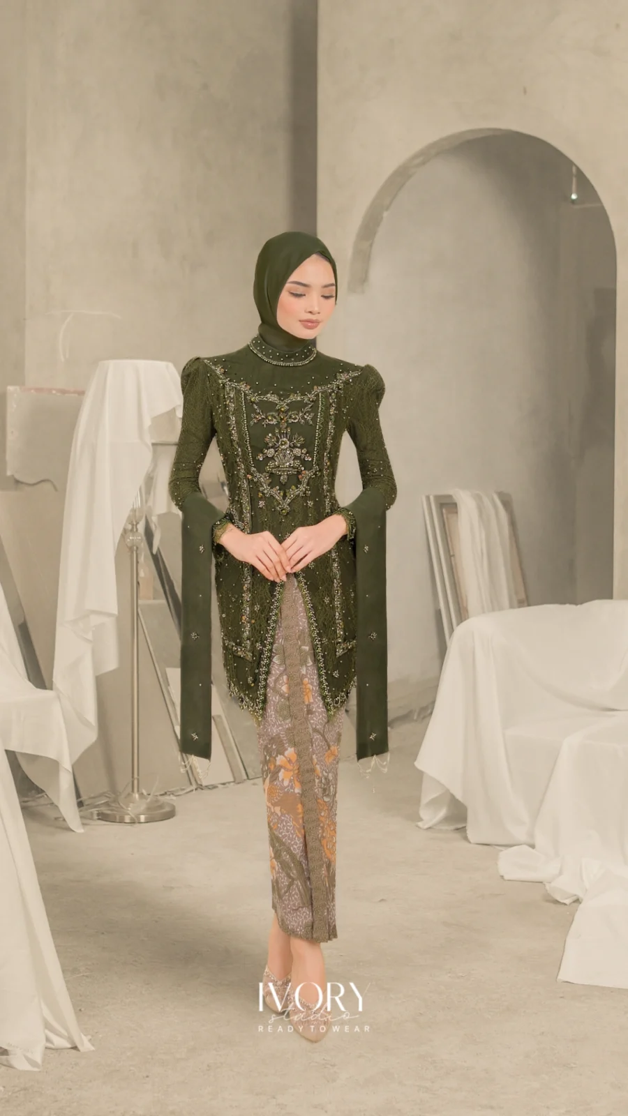 Eterna Bloomy Floral Kebaya in Olive