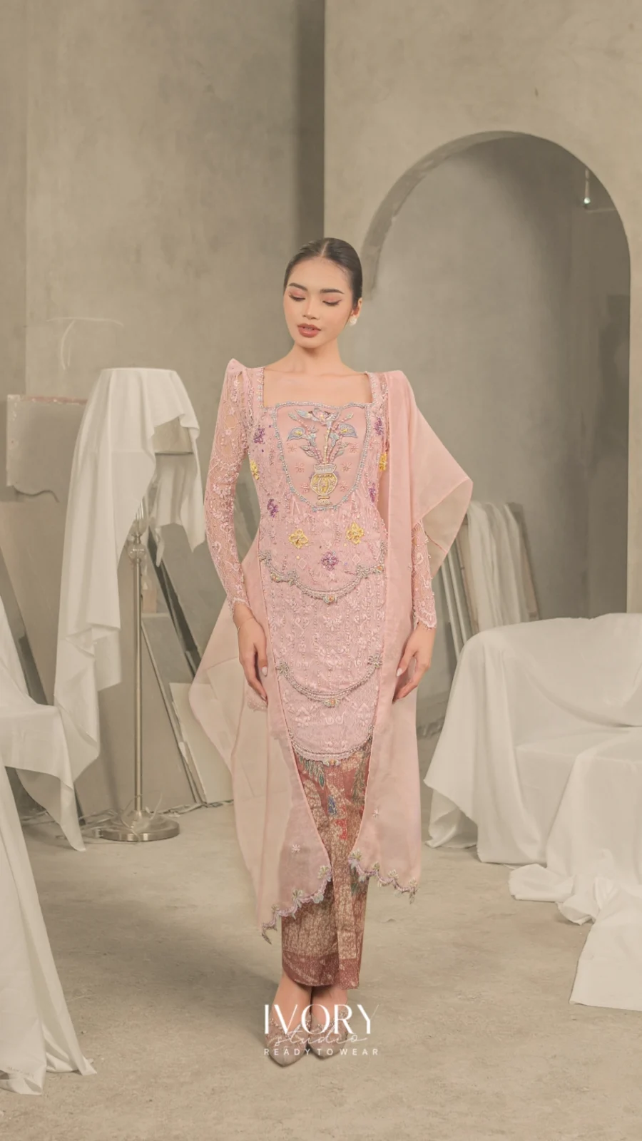 Hum of Hearts | Gouldian Flora Peripheral Kebaya in Powder Pink
