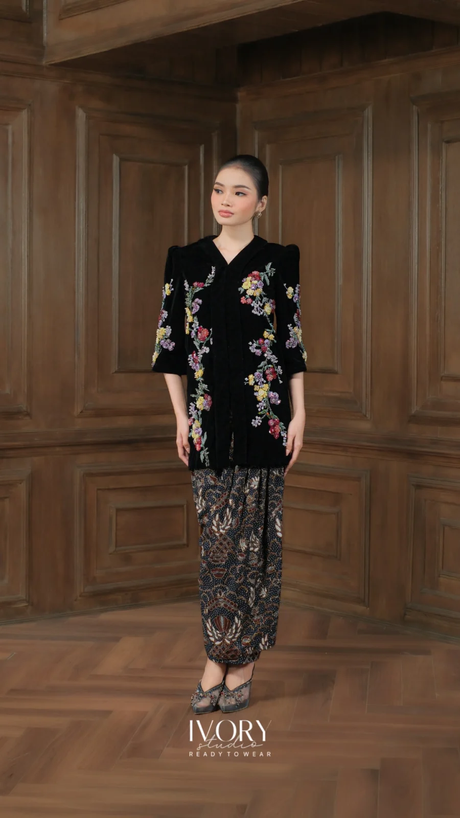 Make Classic Great Again | Pengilon Floret Prairie Velvet Kebaya in Black