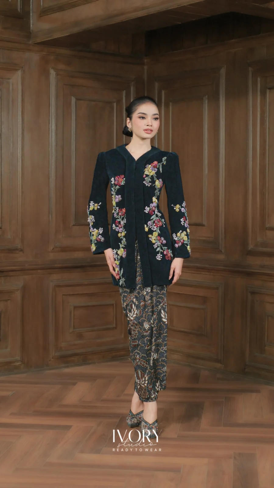 Make Classic Great Again | Pengilon Floret Prairie Velvet Kebaya in Teal