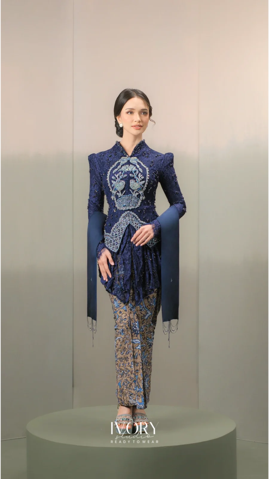 Anyaman Hikayat | Kisah Putri Junjung Buih Kebaya in Navy