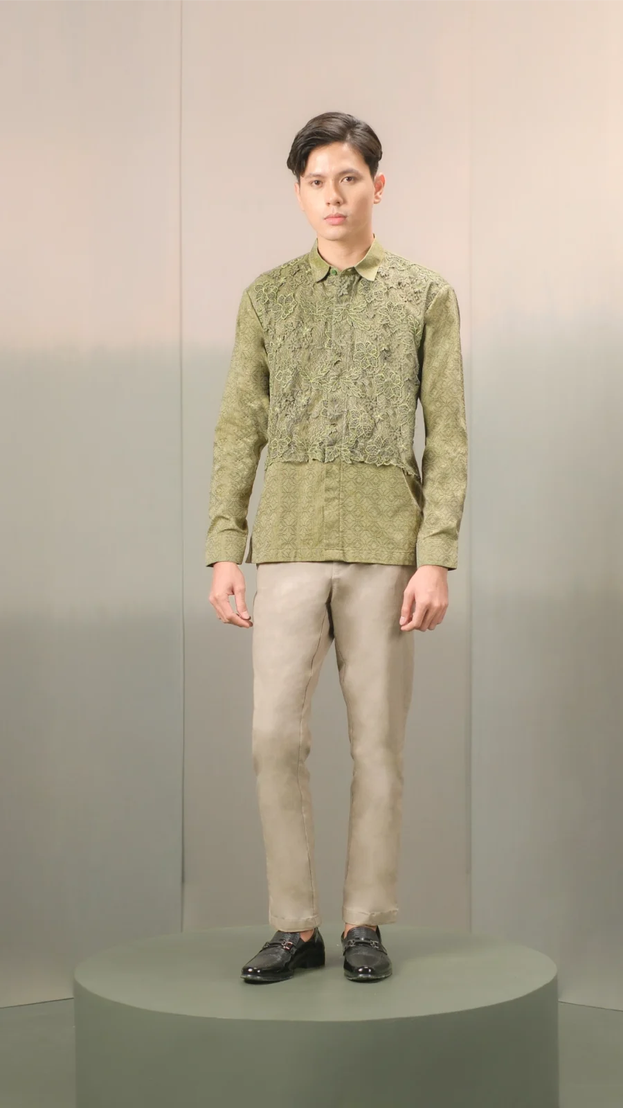 Anyaman Hikayat | Kisah Batu Menangis Shirt in Olive