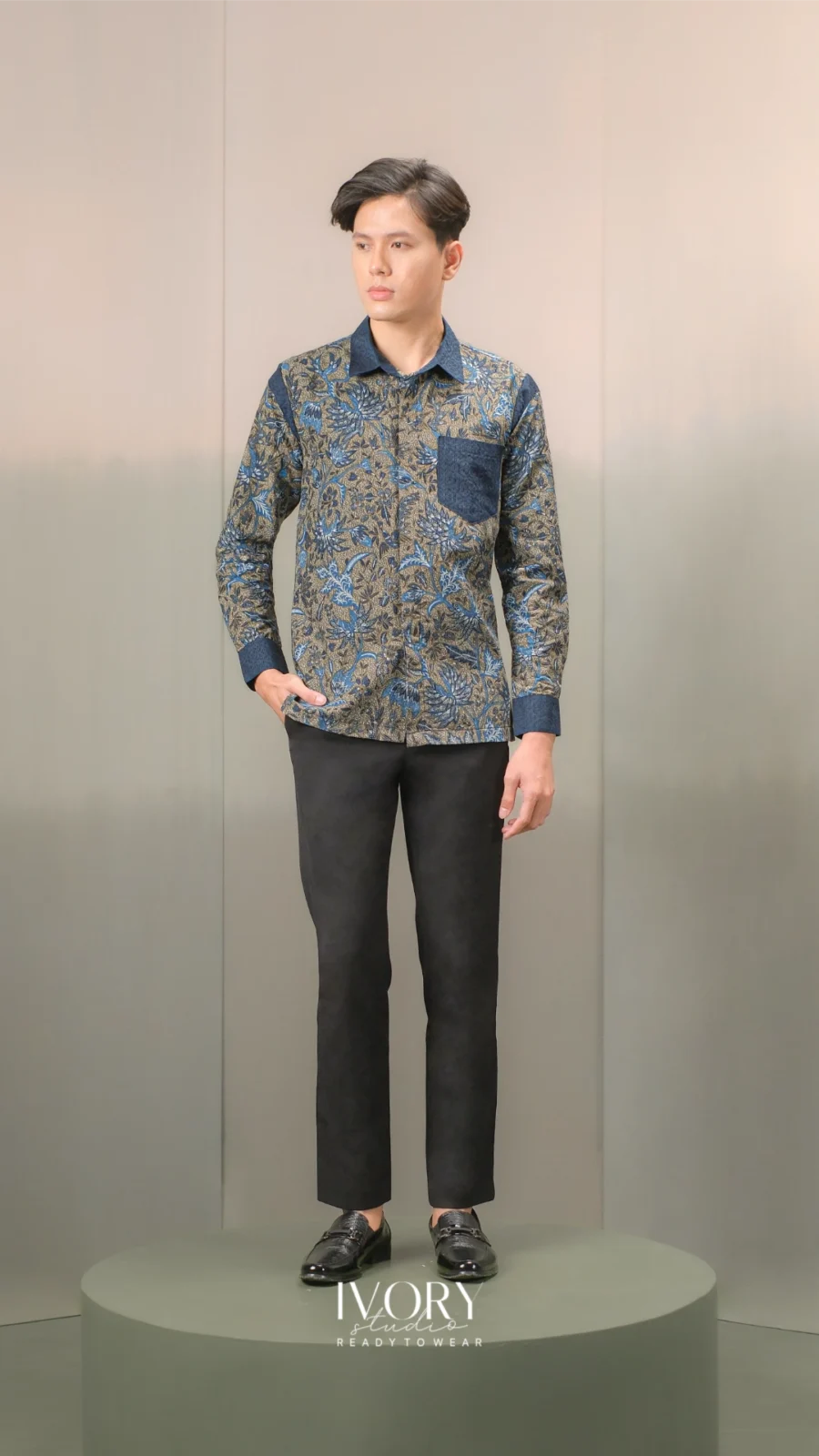 Anyaman Hikayat | Kisah Putri Junjung Buih Shirt in Navy