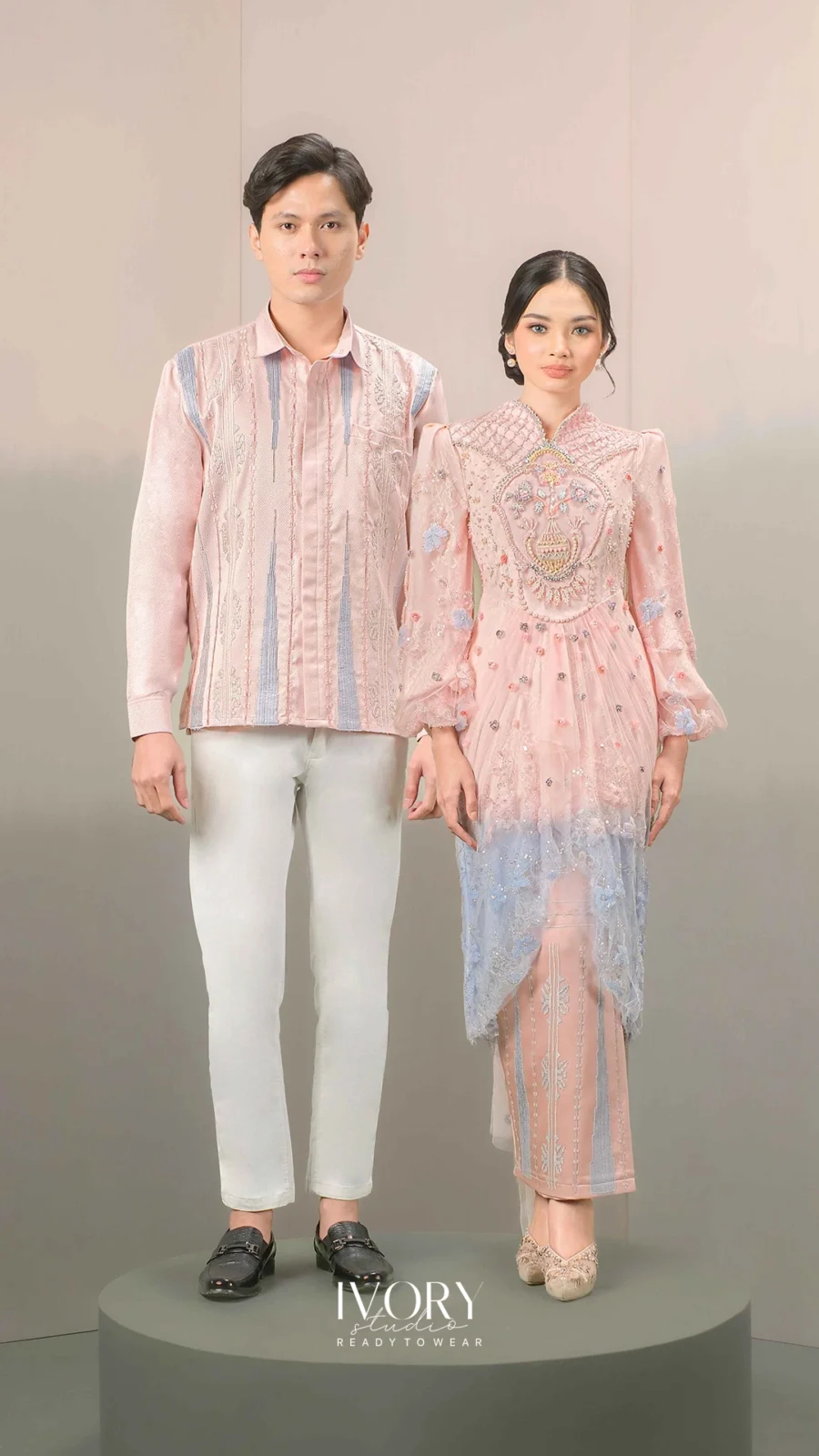 Anyaman Hikayat | Kisah Samba Paria Kebaya in Powder Pink on Periwinkle Couple Look